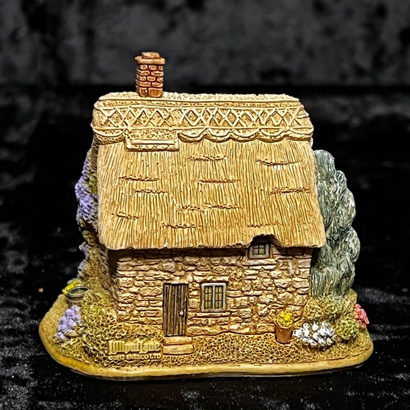 Lilliput Lane | Parsley Cottage | Symbol of Membership - Picture 6 of 12